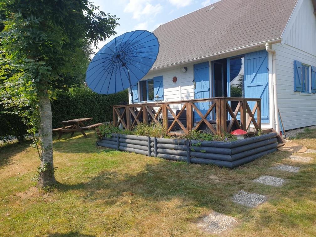 Gite Chalet Bleu Soleil Saint-Benoit-d'Hebertot Exterior photo
